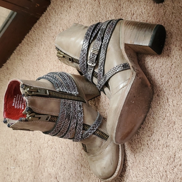 Freebird Balboa booties in tan with blue snakeskin - Picture 2 of 3